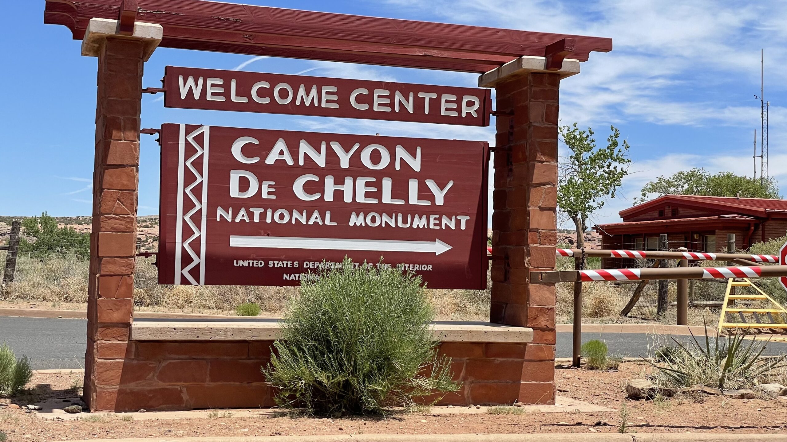 Just a few minutes away is the fascinating National Monument Canyon De Chelly with many Jeep tours as well as driving & hiking tours.